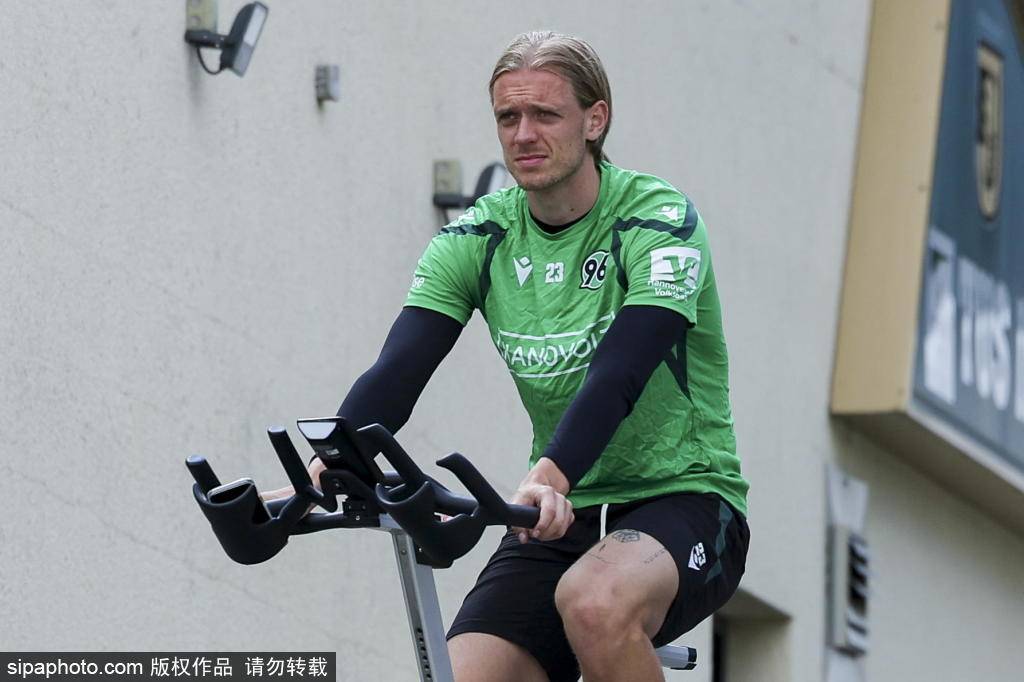 德甲球队汉诺威96训练备战比赛